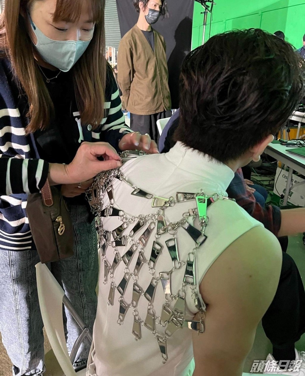 咁多拉鍊扣扣埋一亦，其實好重。